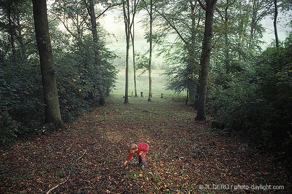petite fille dans la fort - little girl in the forest